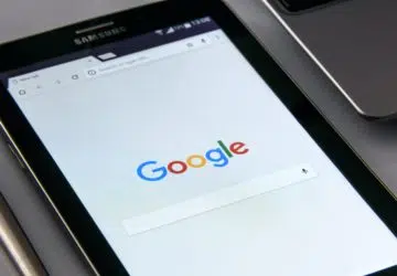 Tablette de marque Samsung avec Google Chrome sur la page d'accueil Google